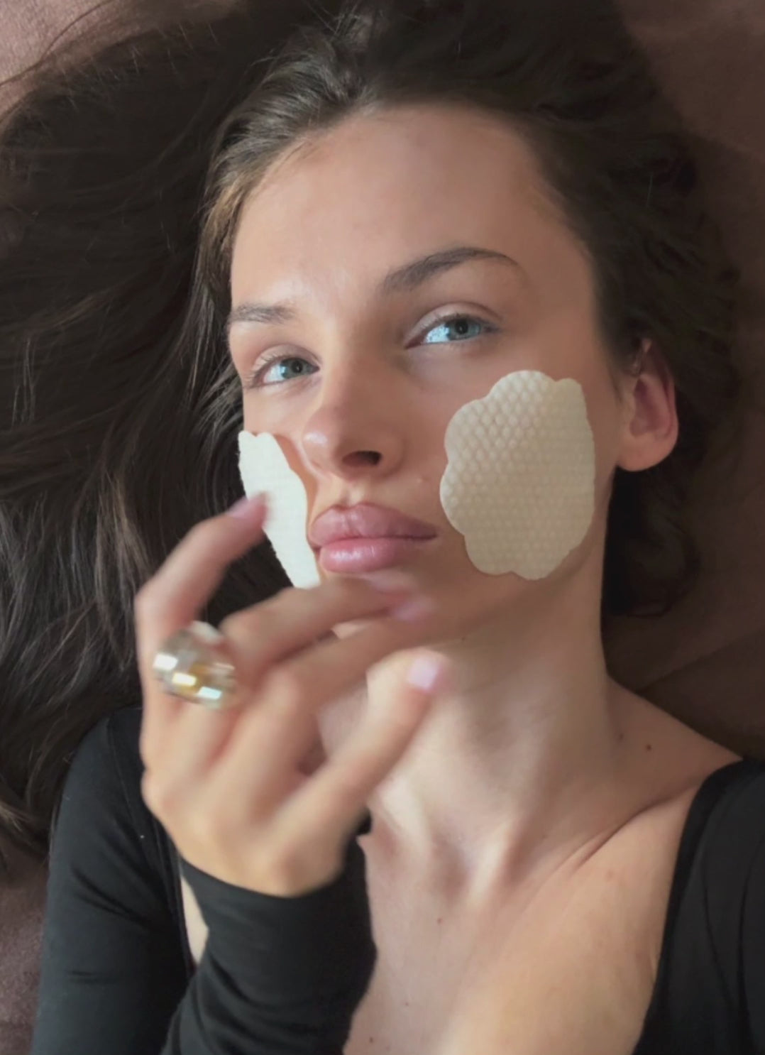 Girl influencer using unplain pad to exfoliate skin